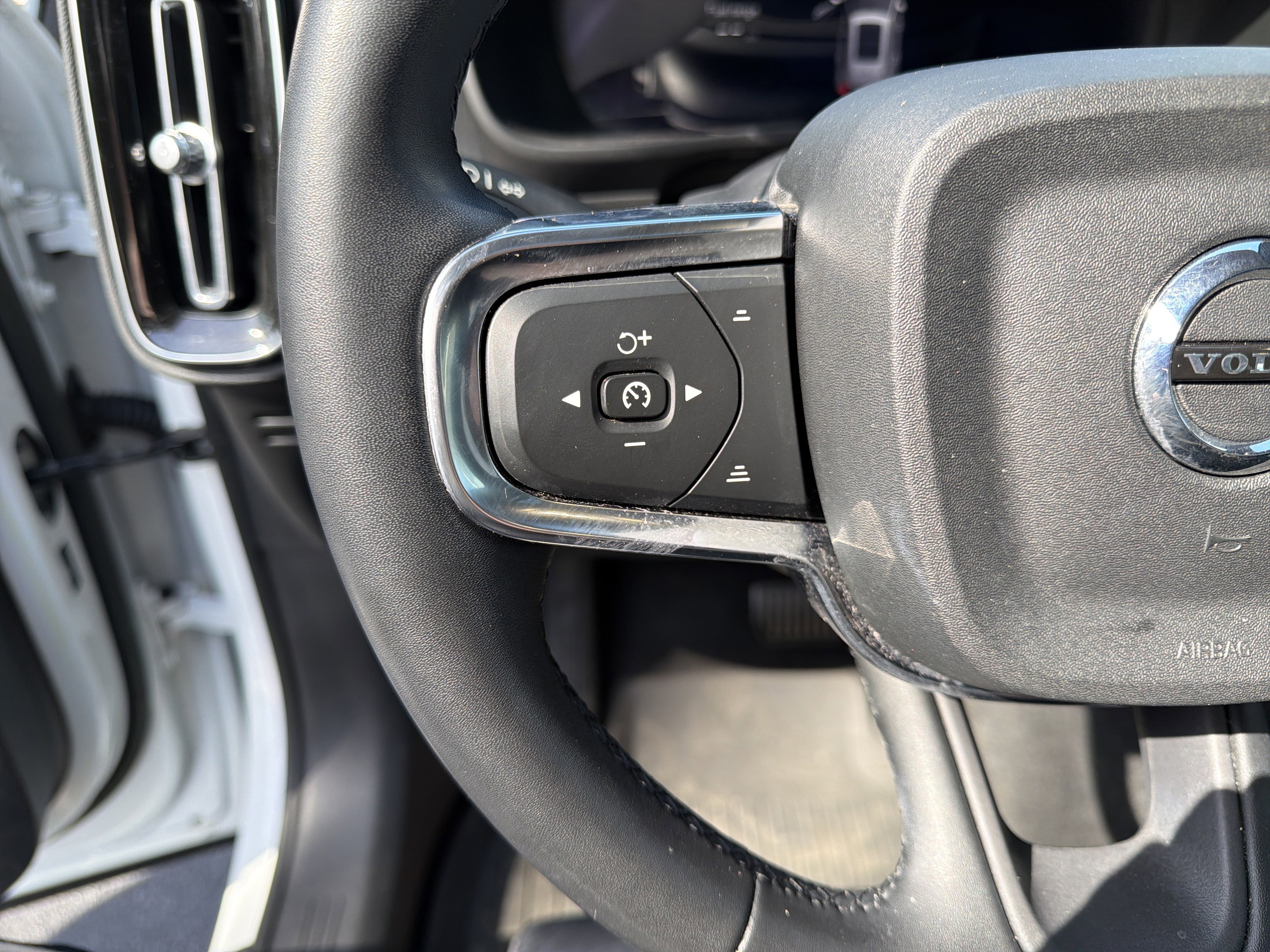 Certified 2023 Volvo XC40 B4 Plus w/ Driver Assist Package image 19