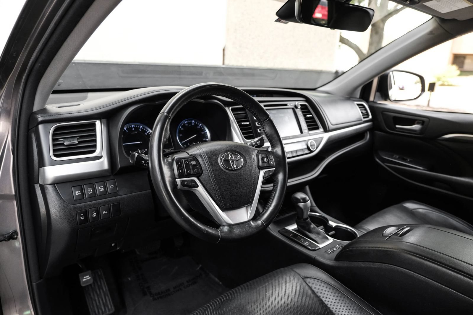 Used 2017 Toyota Highlander Limited Platinum FWD image 2