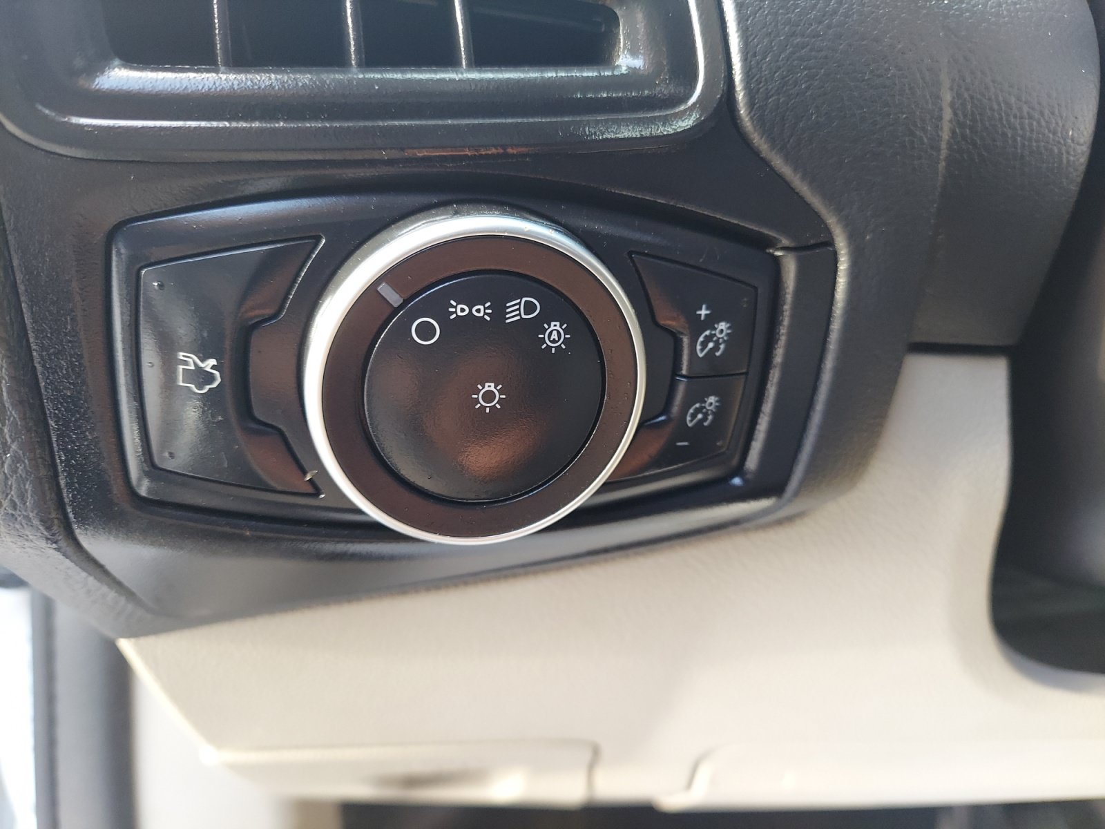 Used 2018 Ford Focus SE FWD image 24