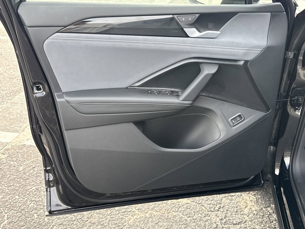 New 2026 Volkswagen Tiguan SE FWD image 10