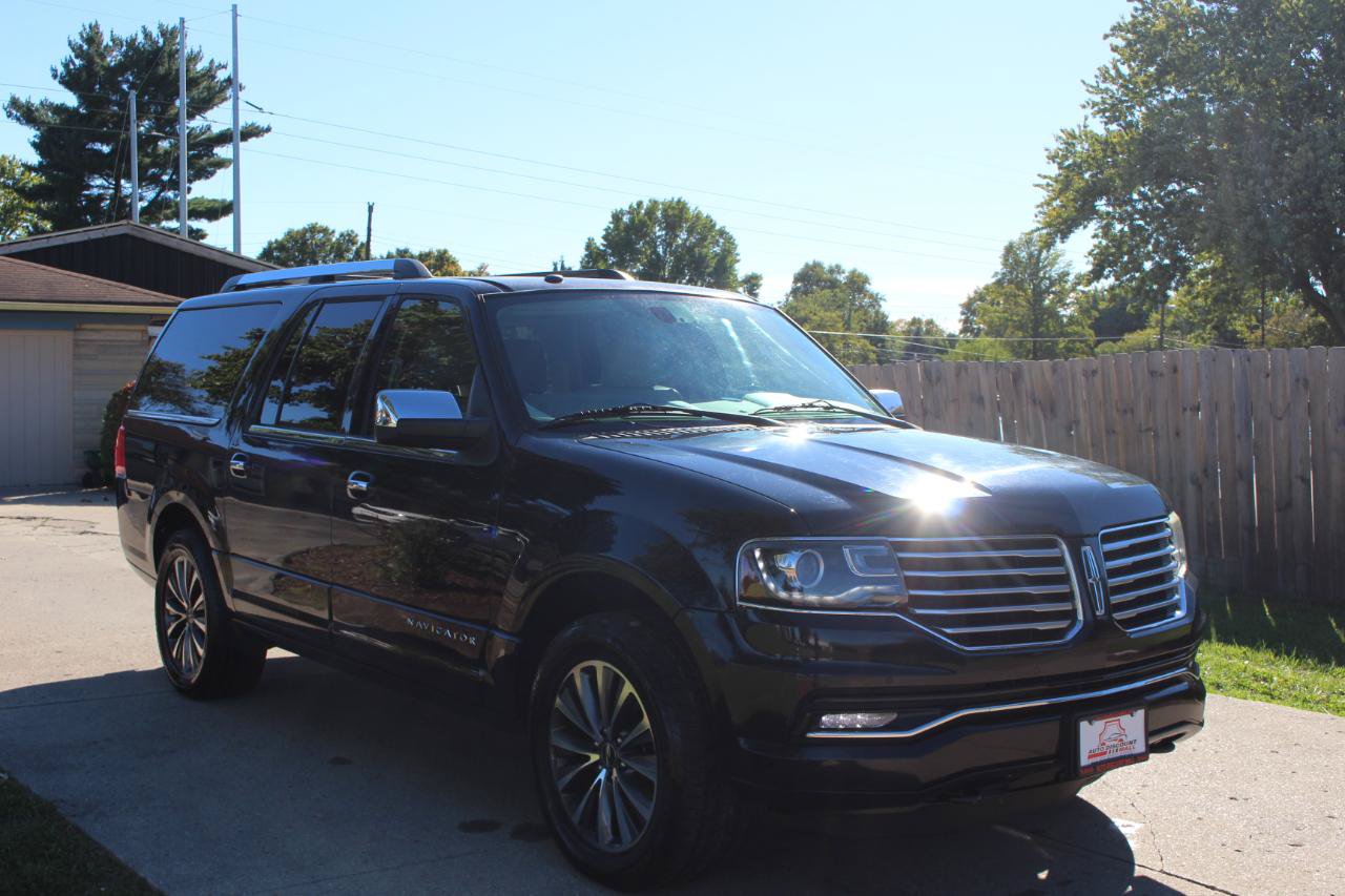 Used 2016 Lincoln Navigator L Select AWD/4WD image 2
