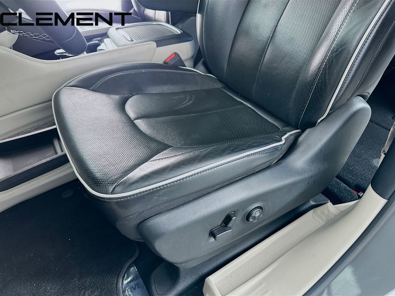 Used 2023 Chrysler Pacifica Limited image 29