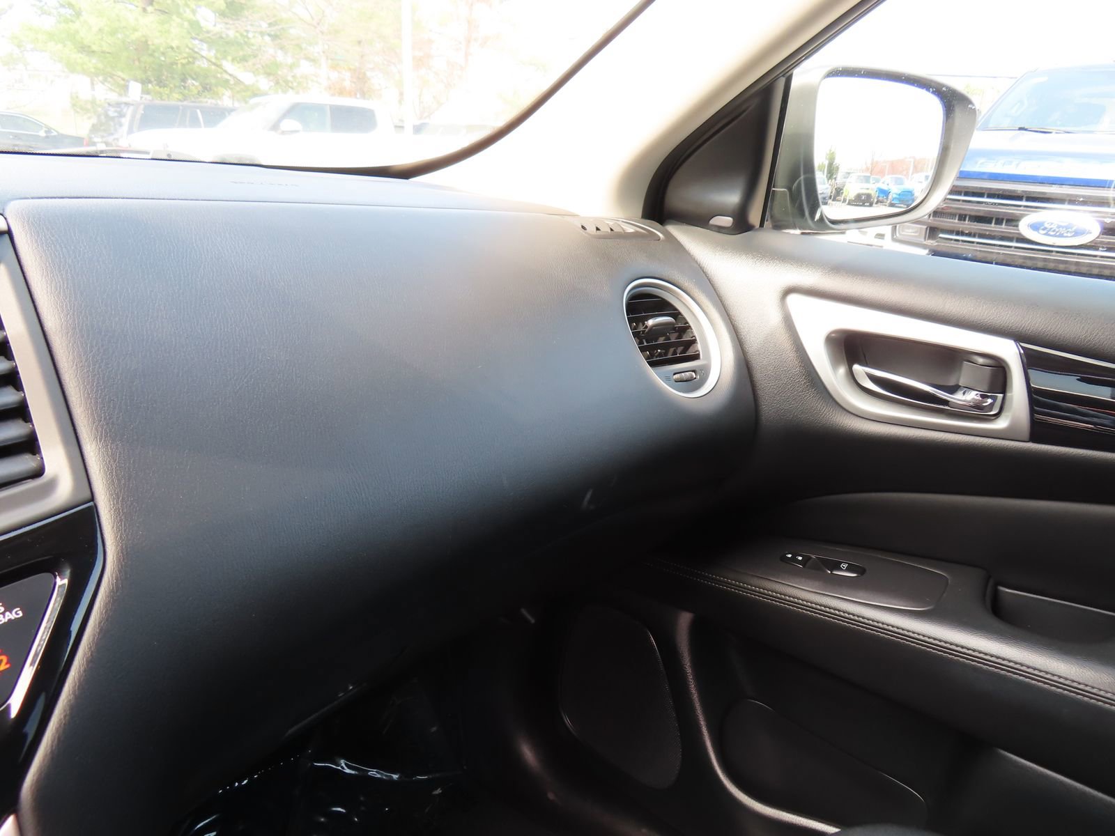 Used 2019 Nissan Pathfinder SV image 24