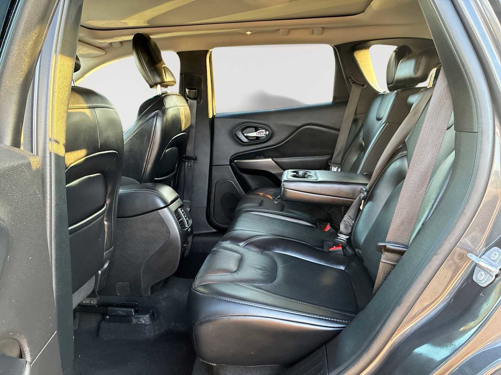 Used 2021 Jeep Cherokee Latitude Lux w/ Sun & Sound Group image 25