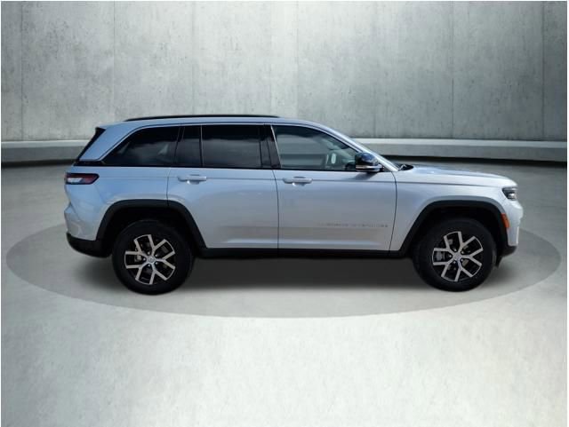 Used 2025 Jeep Grand Cherokee Limited AWD/4WD image 7
