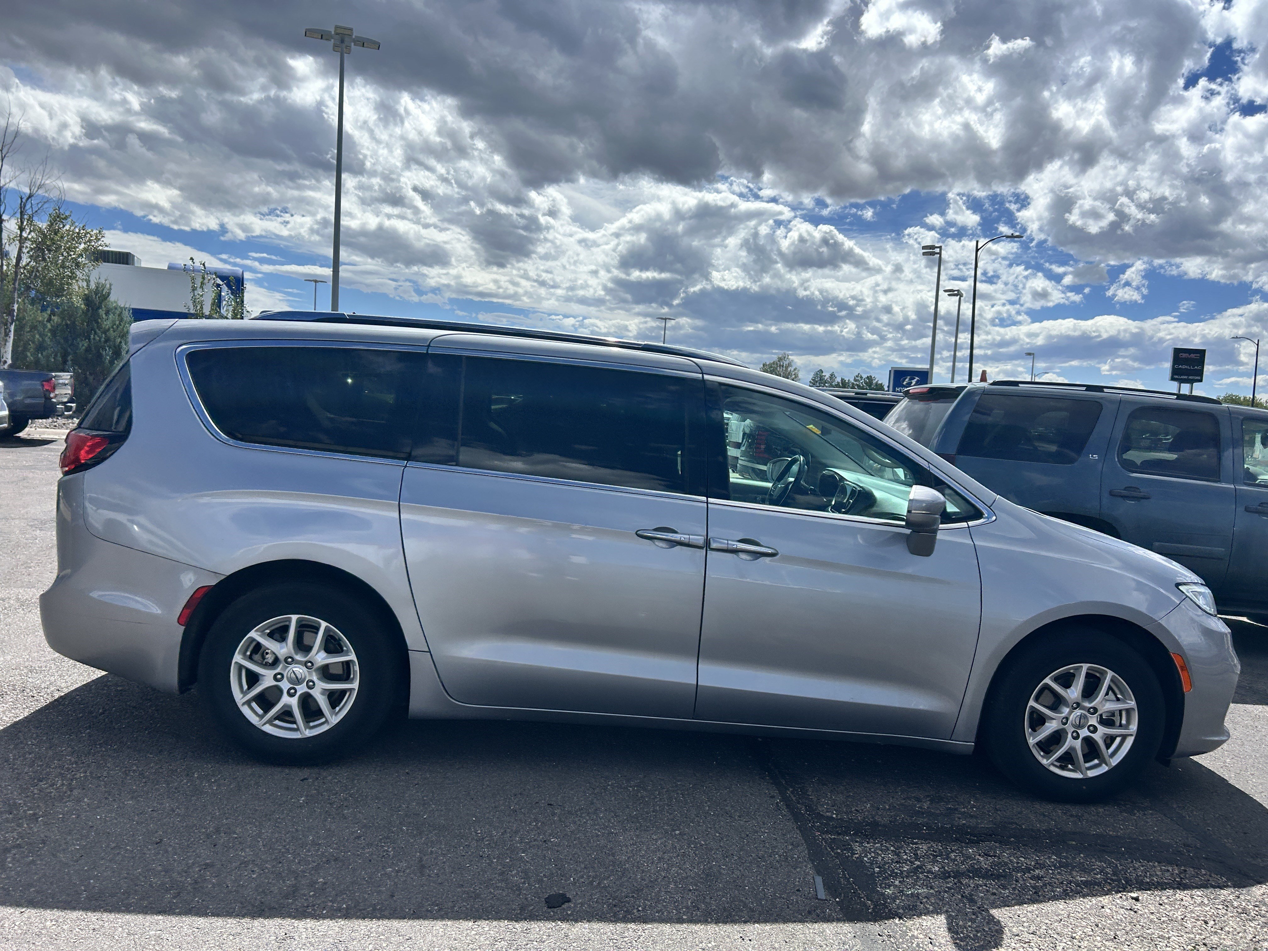 Used 2021 Chrysler Pacifica Touring-L FWD image 6