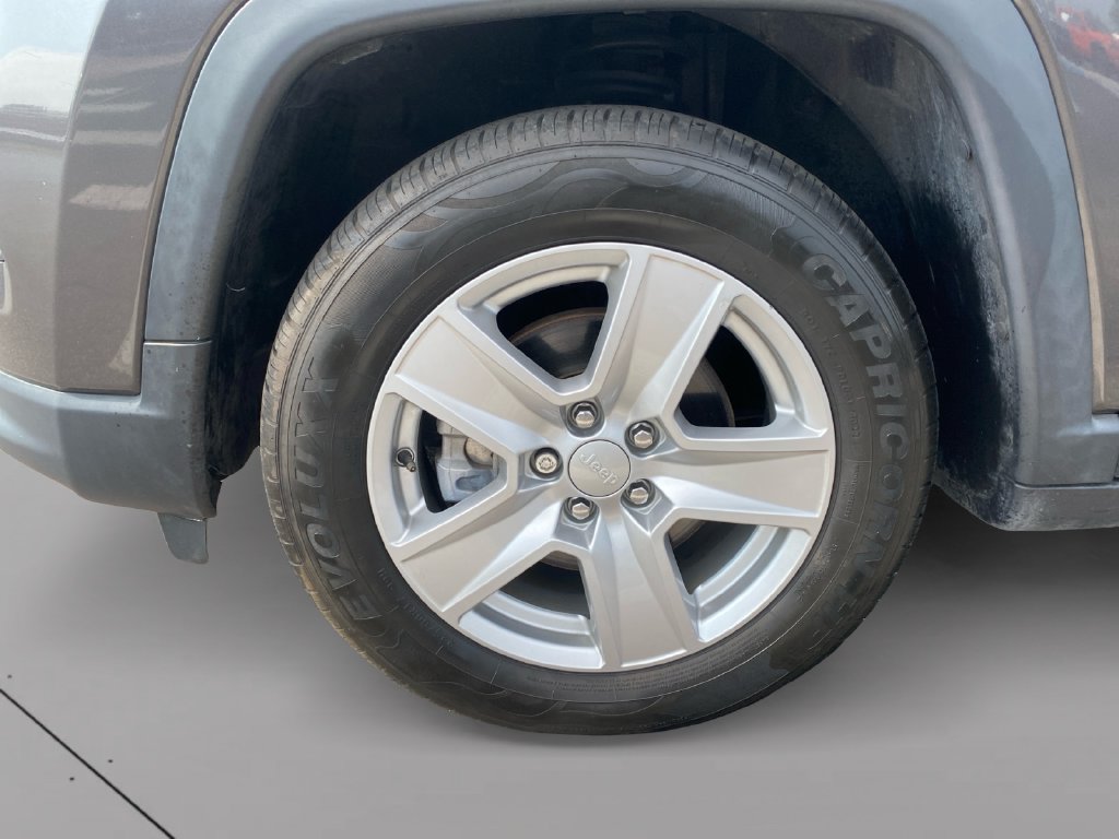 Used 2022 Jeep Compass Latitude w/ Sun and Sound Group FWD image 28