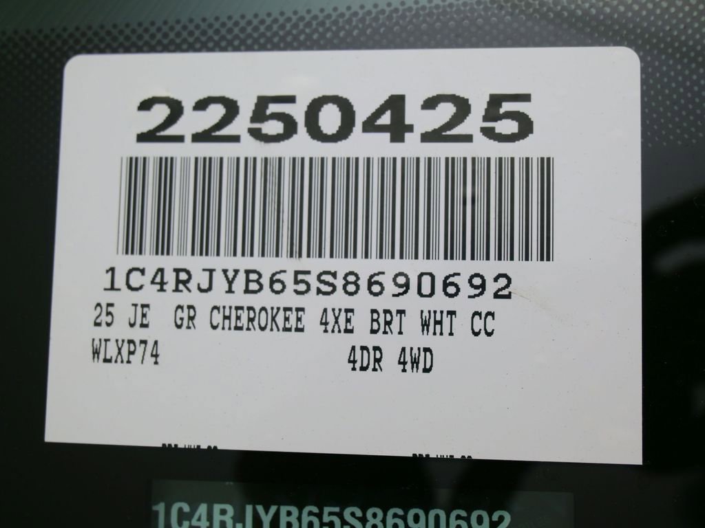 New 2025 Jeep Grand Cherokee Limited 4xe w/ Luxury Tech Group II image 11