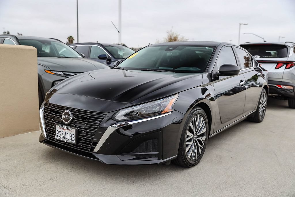 Used 2024 Nissan Altima 2.5 SV FWD image 3