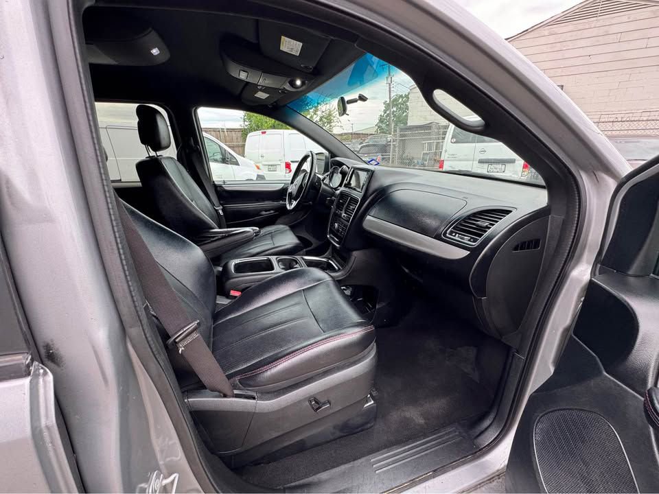 Used 2015 Dodge Grand Caravan R/T image 17