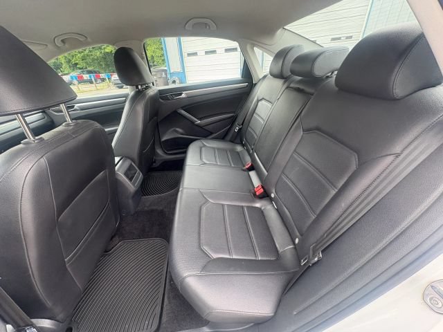 Used 2017 Volkswagen Passat 1.8T R-Line FWD image 10