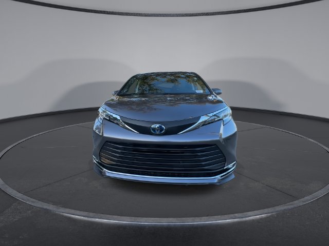 Used 2021 Toyota Sienna XLE FWD image 3