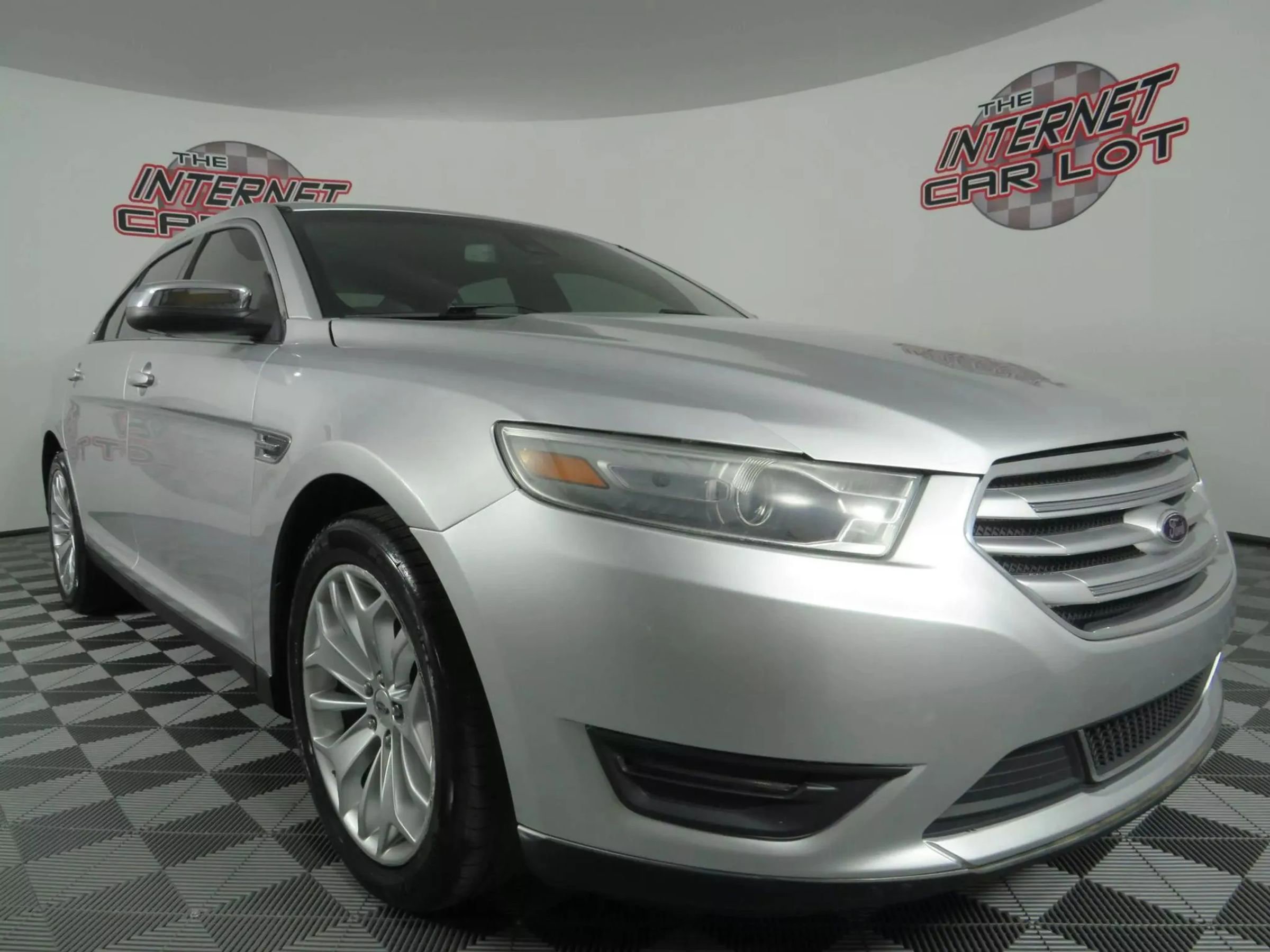 Used 2018 Ford Taurus Limited image 9