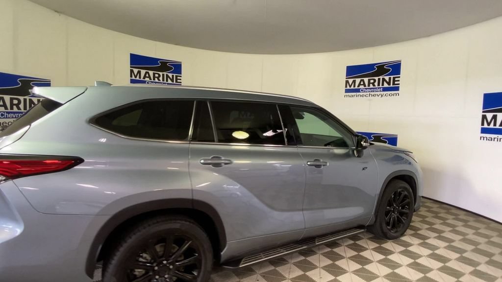 Used 2021 Toyota Highlander XLE FWD image 2