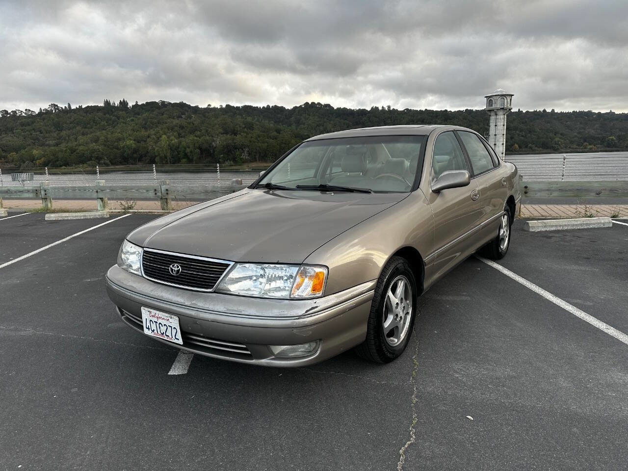 Used 1998 Toyota Avalon XLS image 2