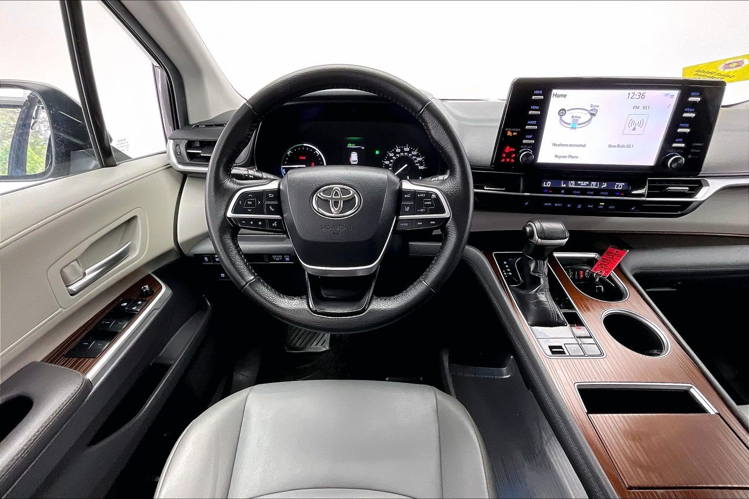Used 2023 Toyota Sienna XLE FWD image 4