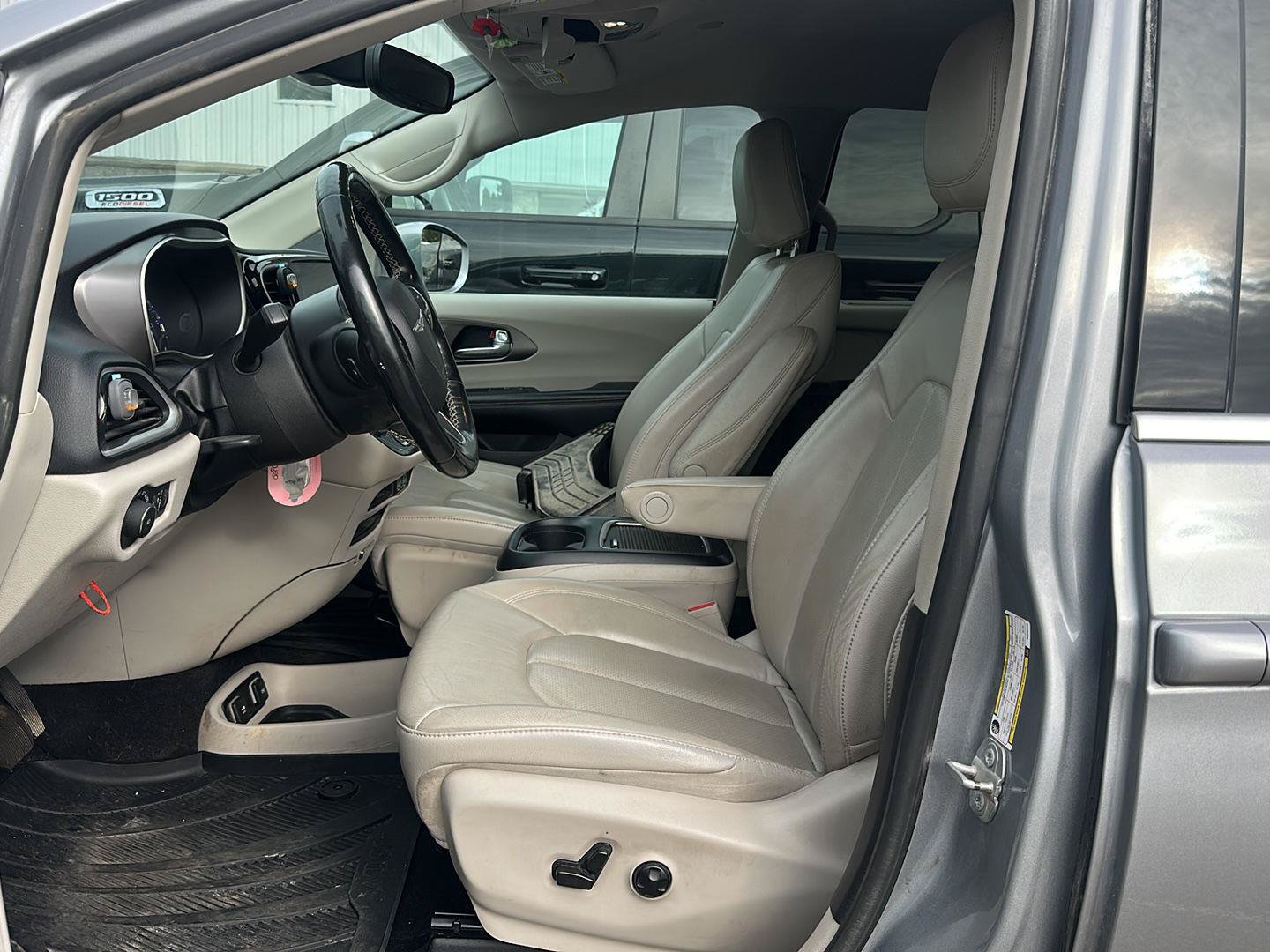 Used 2021 Chrysler Pacifica Touring-L FWD image 17