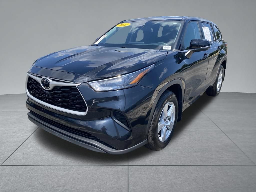 Used 2023 Toyota Highlander L FWD image 2