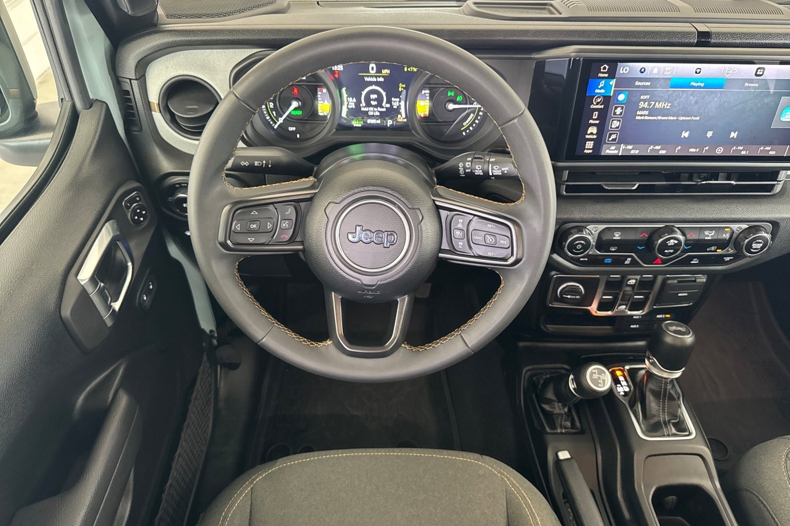 Used 2024 Jeep Wrangler Unlimited w/ Technology Group AWD/4WD image 13