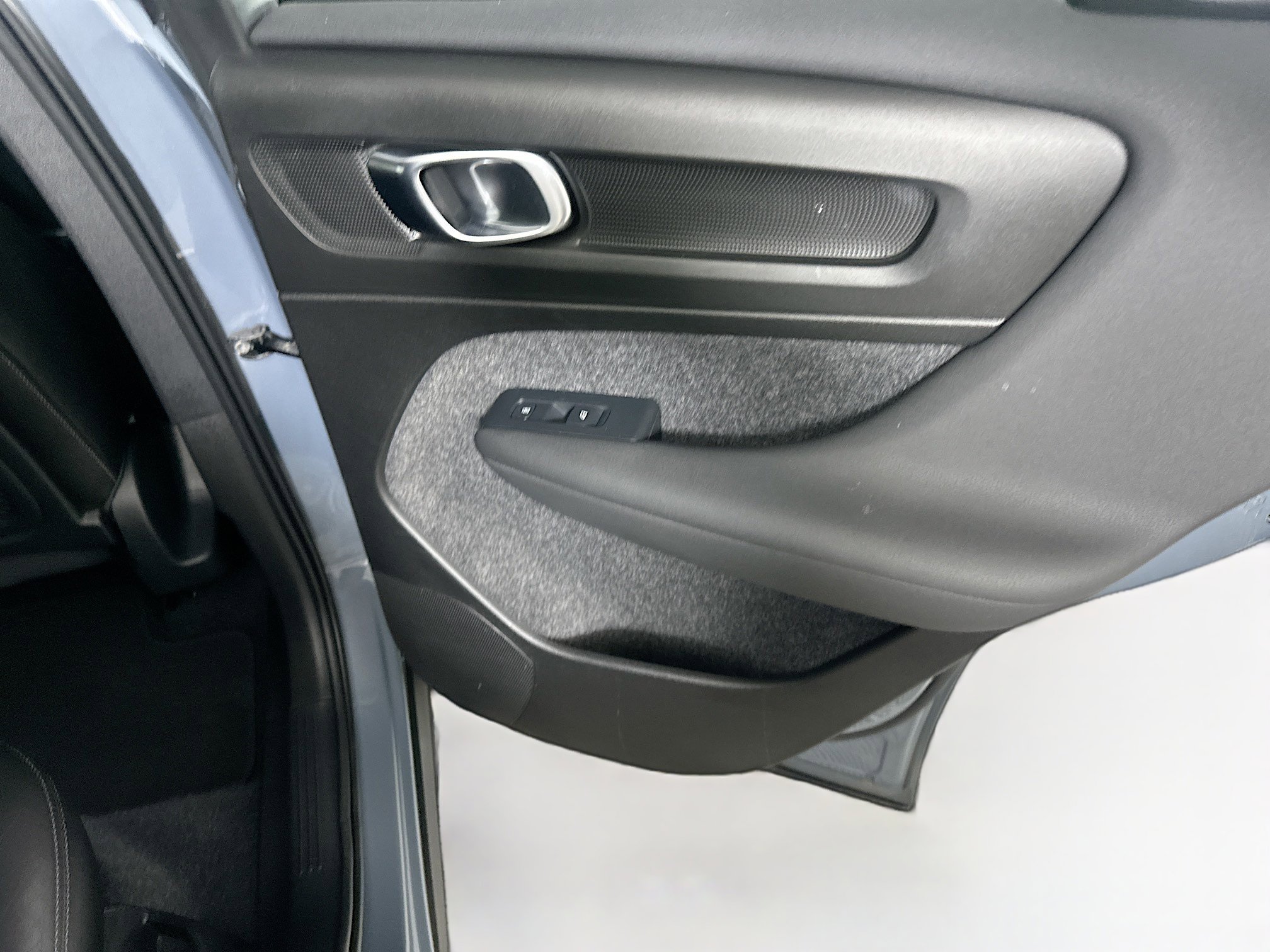 Used 2023 Volvo XC40 B4 Ultimate FWD image 29