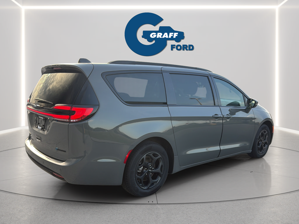 Used 2021 Chrysler Pacifica Touring w/ Uconnect Theater Family Group FWD image 8