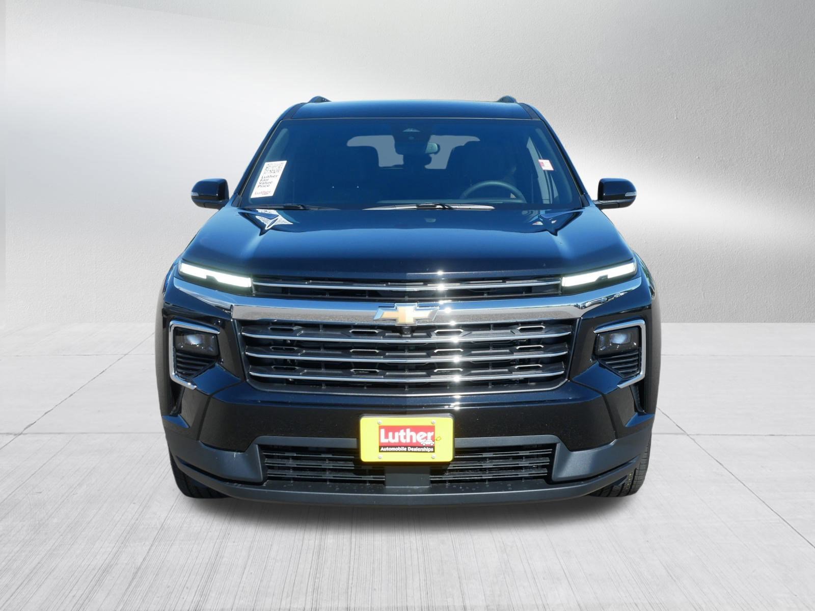 Used 2025 Chevrolet Traverse LT image 2
