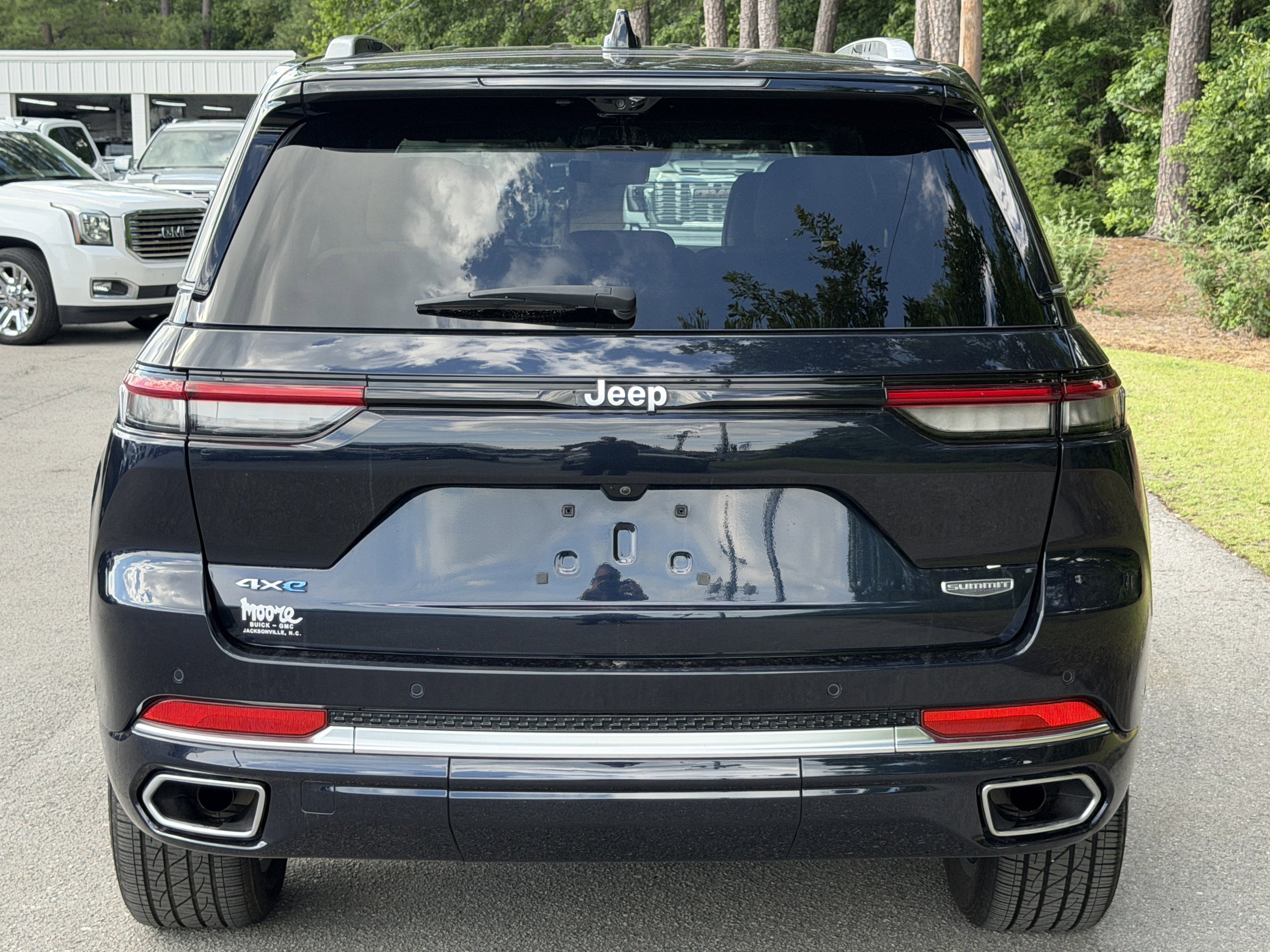 Used 2022 Jeep Grand Cherokee Summit w/ Advanced Protech Group IV AWD/4WD image 9