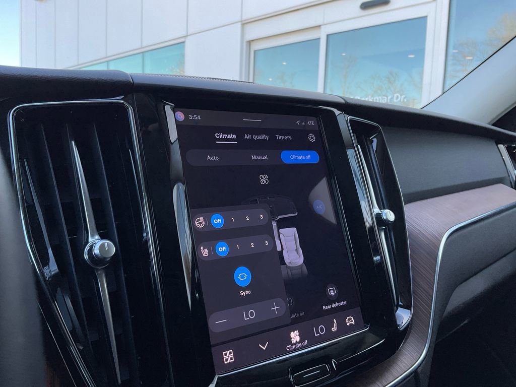 Certified 2023 Volvo XC60 B5 Plus w/ Protection Package Premier image 18