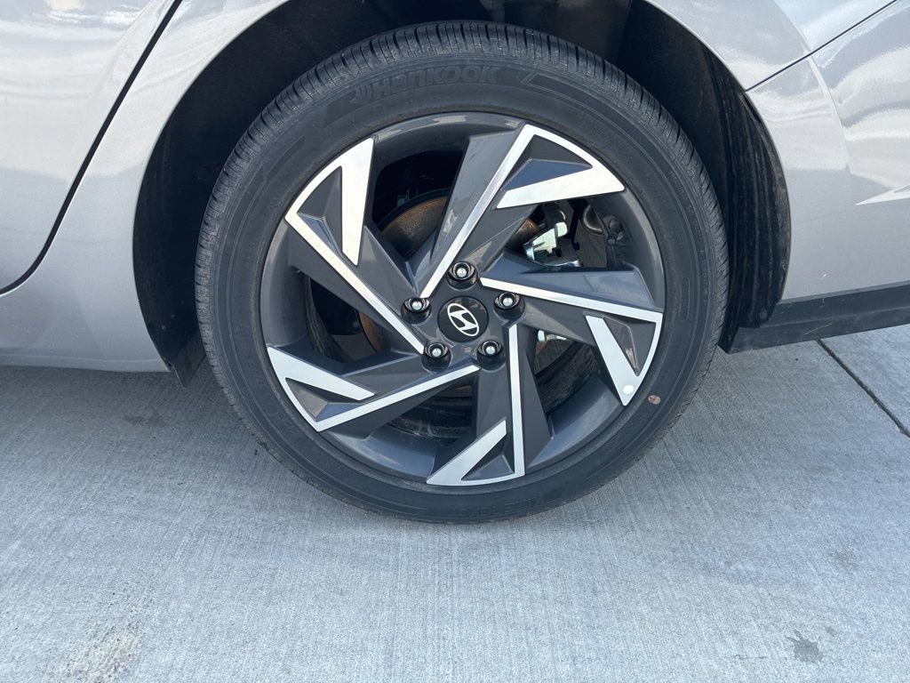 Used 2025 Hyundai Elantra Limited image 8