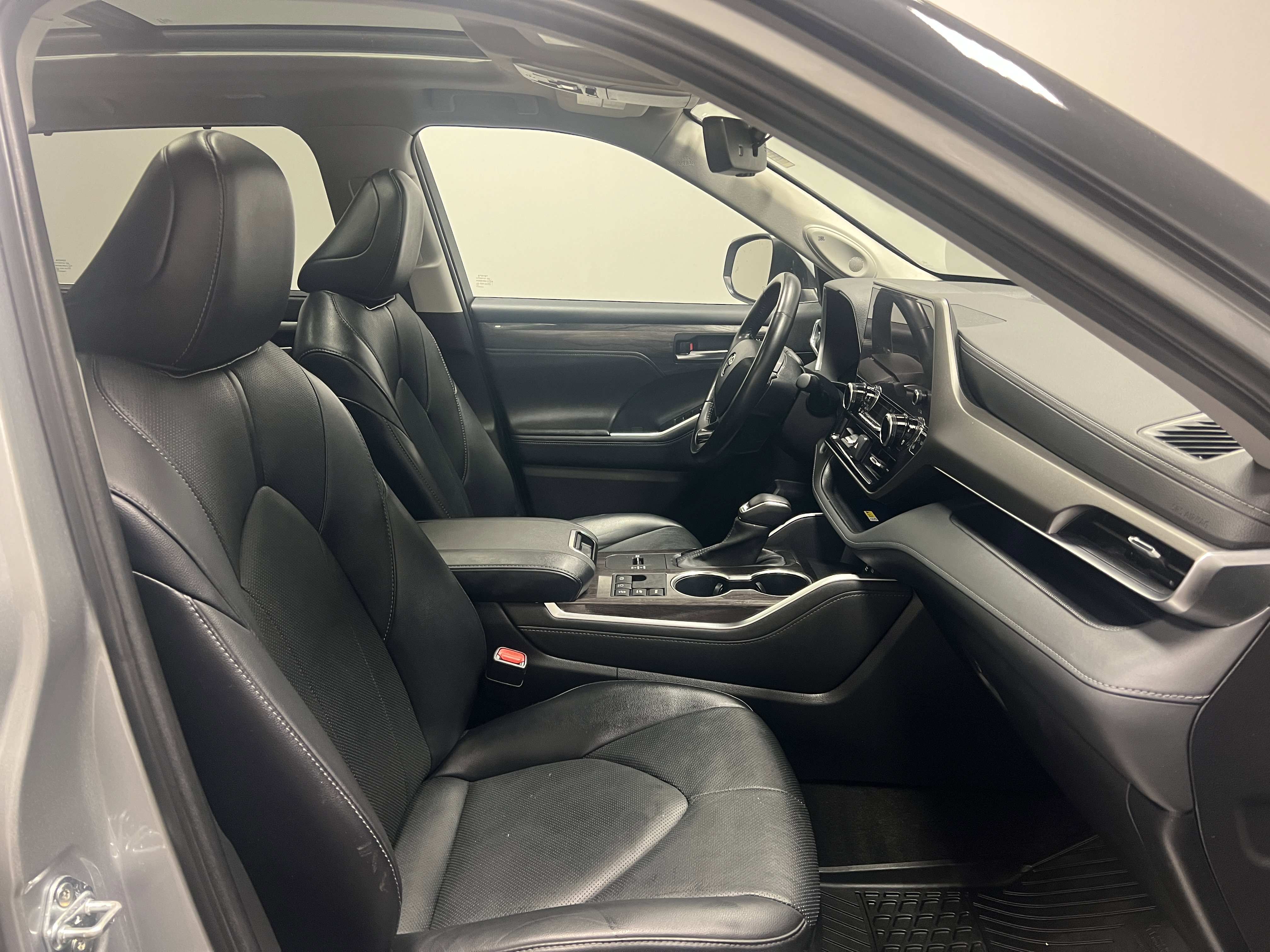 Used 2023 Toyota Highlander Limited image 17
