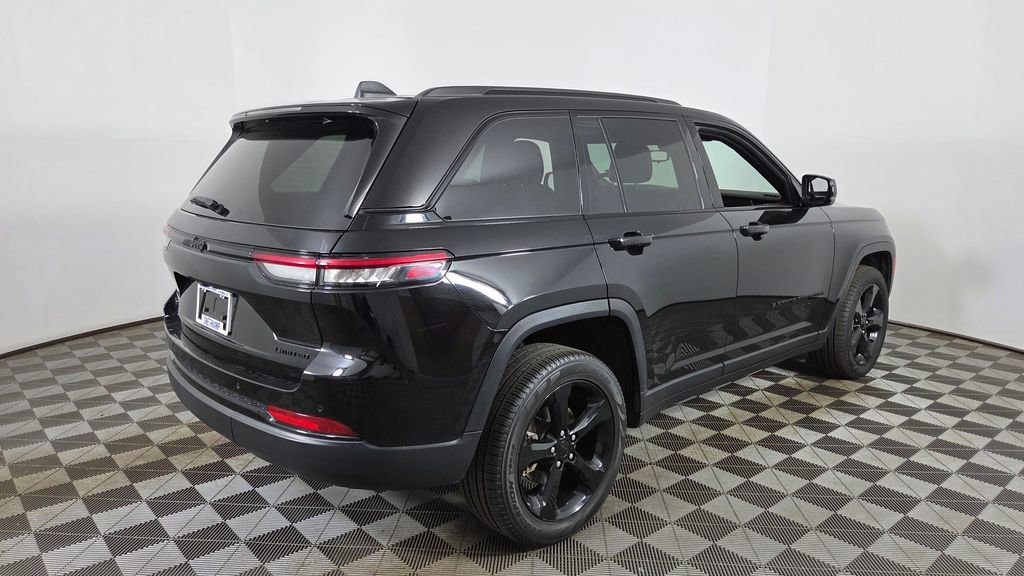 Used 2024 Jeep Grand Cherokee Limited w/ Black Appearance Package AWD/4WD image 13
