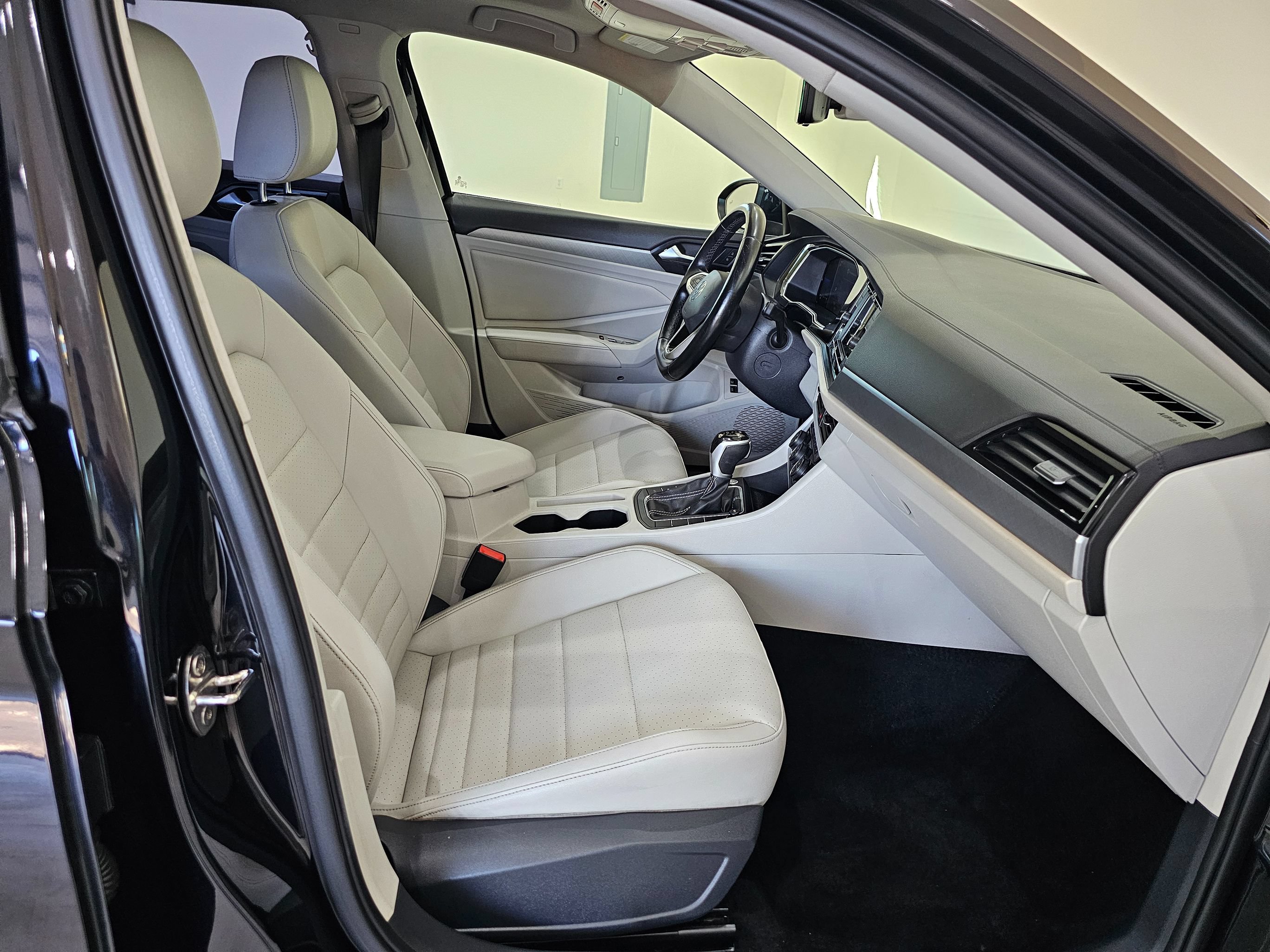 Used 2022 Volkswagen Jetta SE w/ Panoramic Sunroof Package FWD image 32
