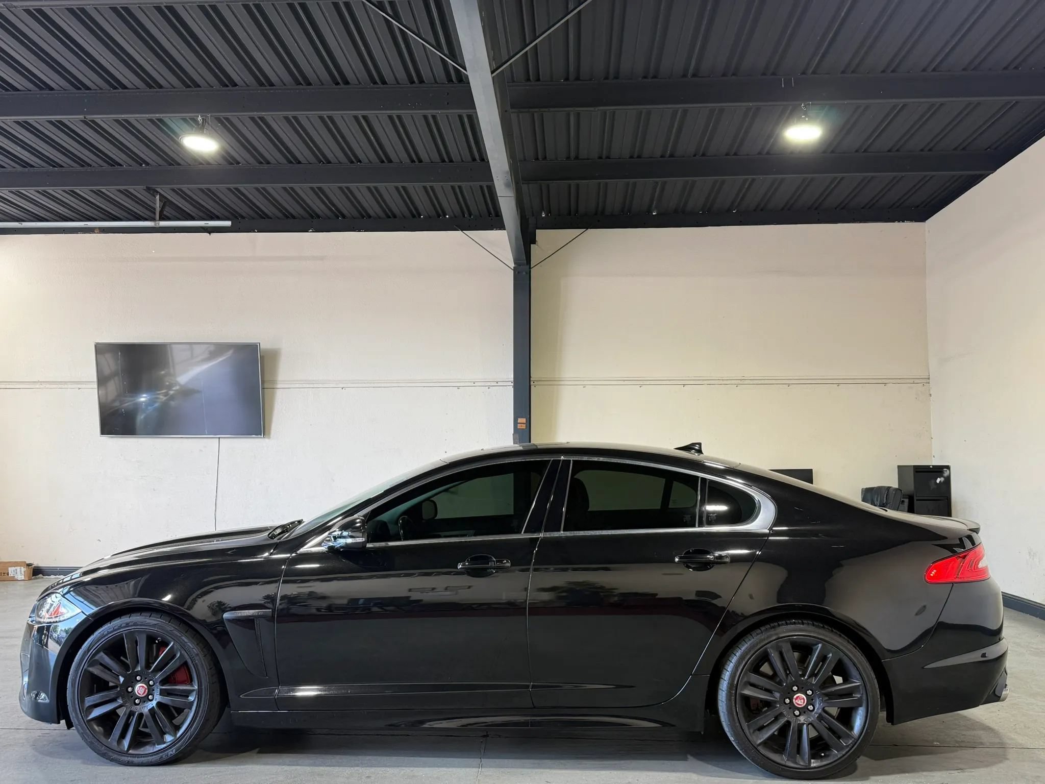 Used 2014 Jaguar XF R RWD image 8