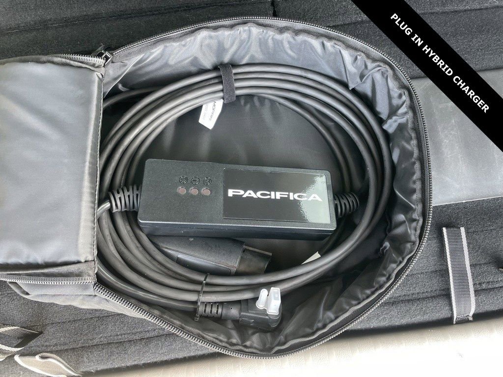 Used 2024 Chrysler Pacifica Select image 35