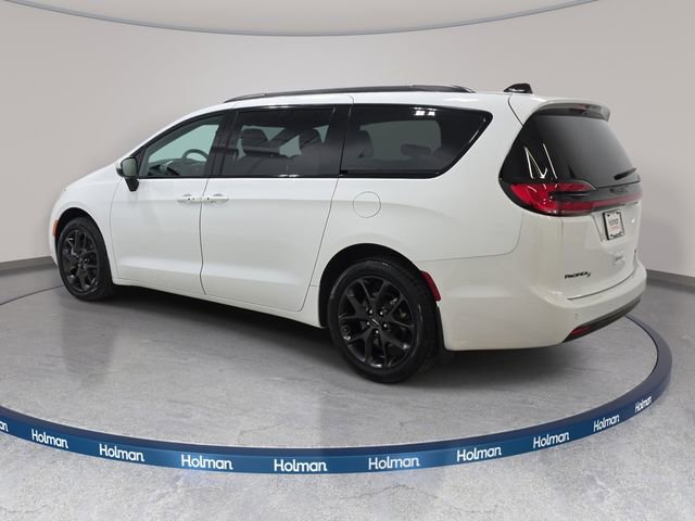 Used 2023 Chrysler Pacifica Touring-L w/ Uconnect Theater Family Group image 8