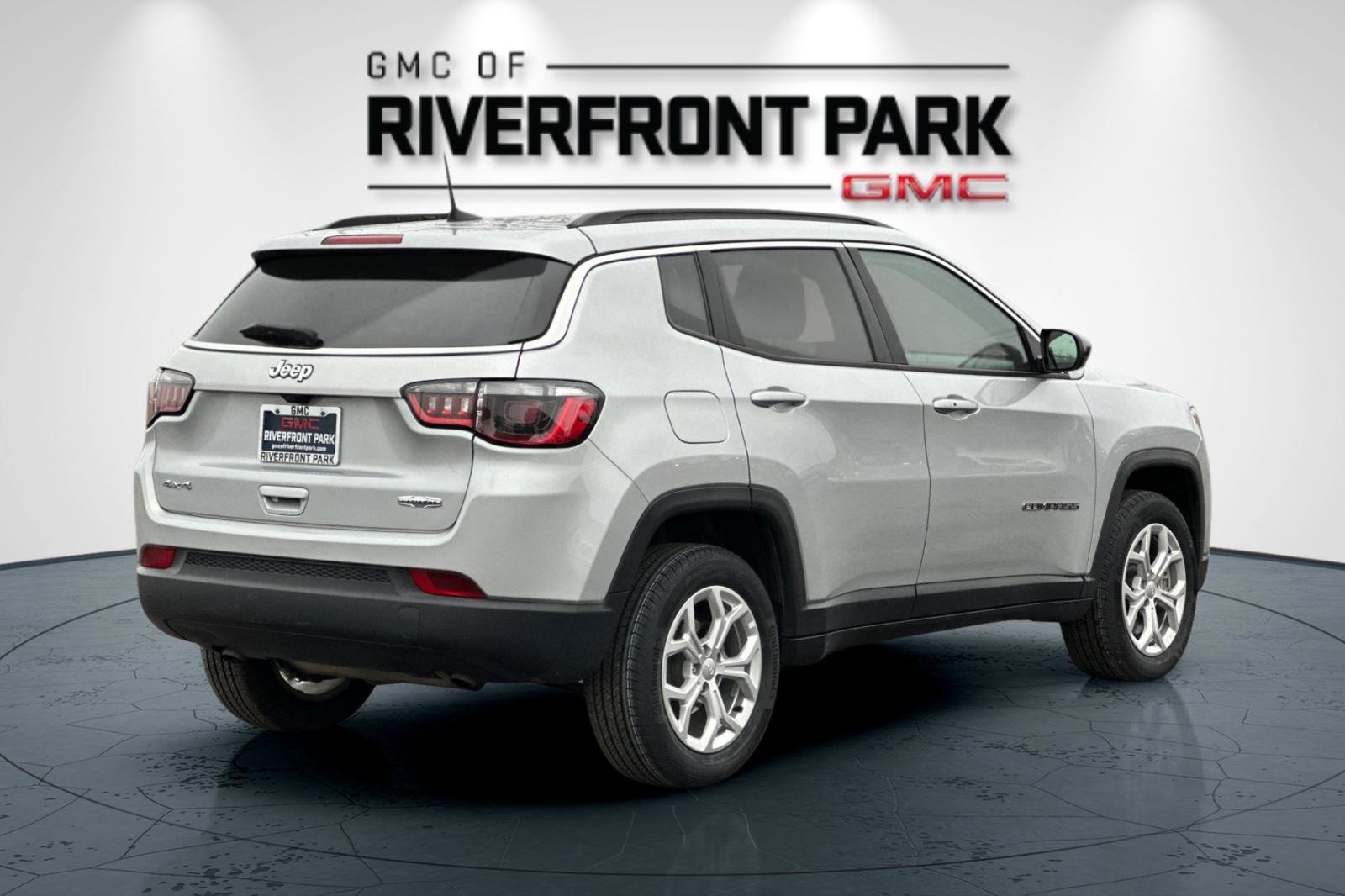 Used 2024 Jeep Compass Latitude image 3