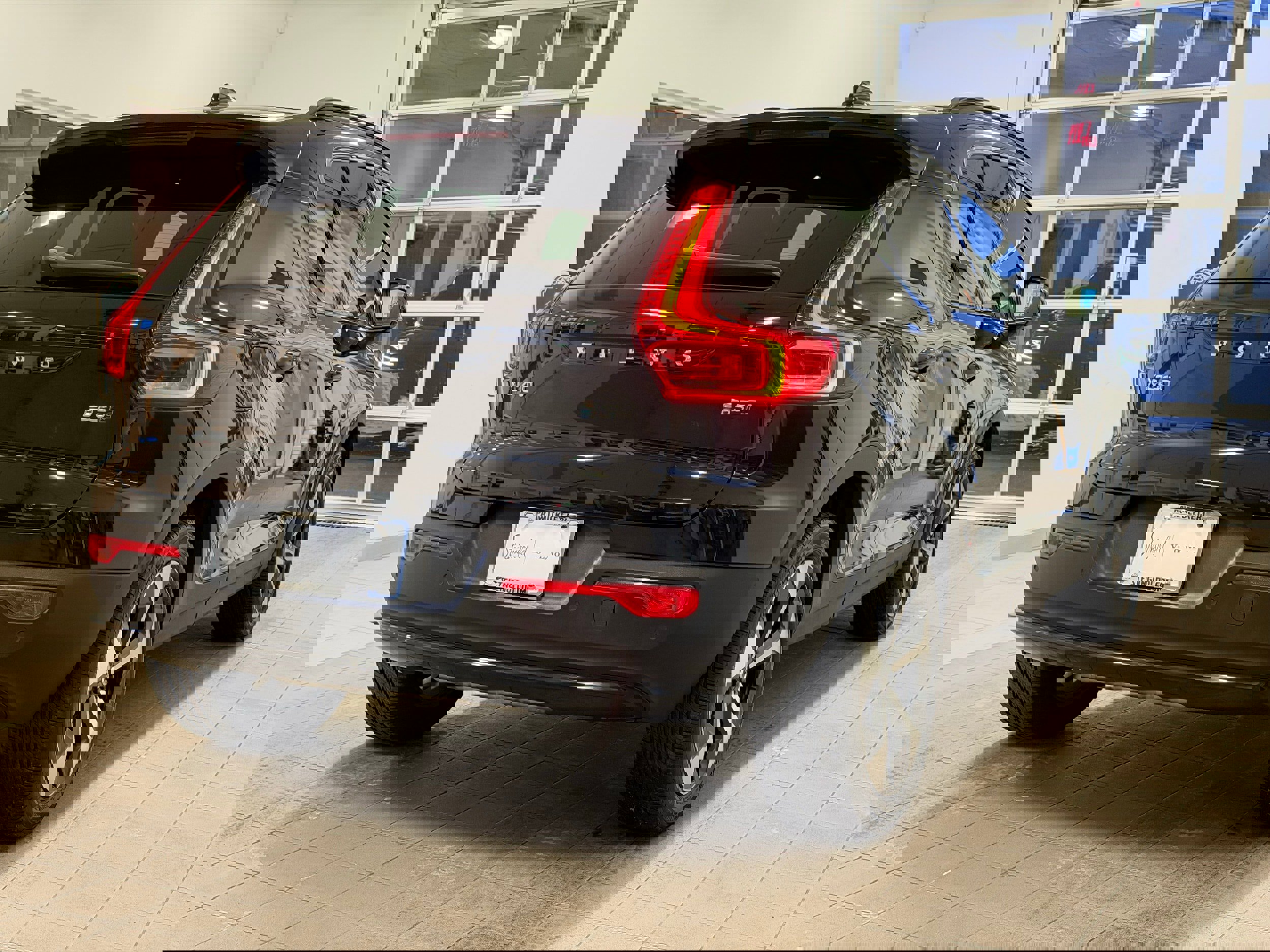 Certified 2025 Volvo XC40 B5 Plus image 6