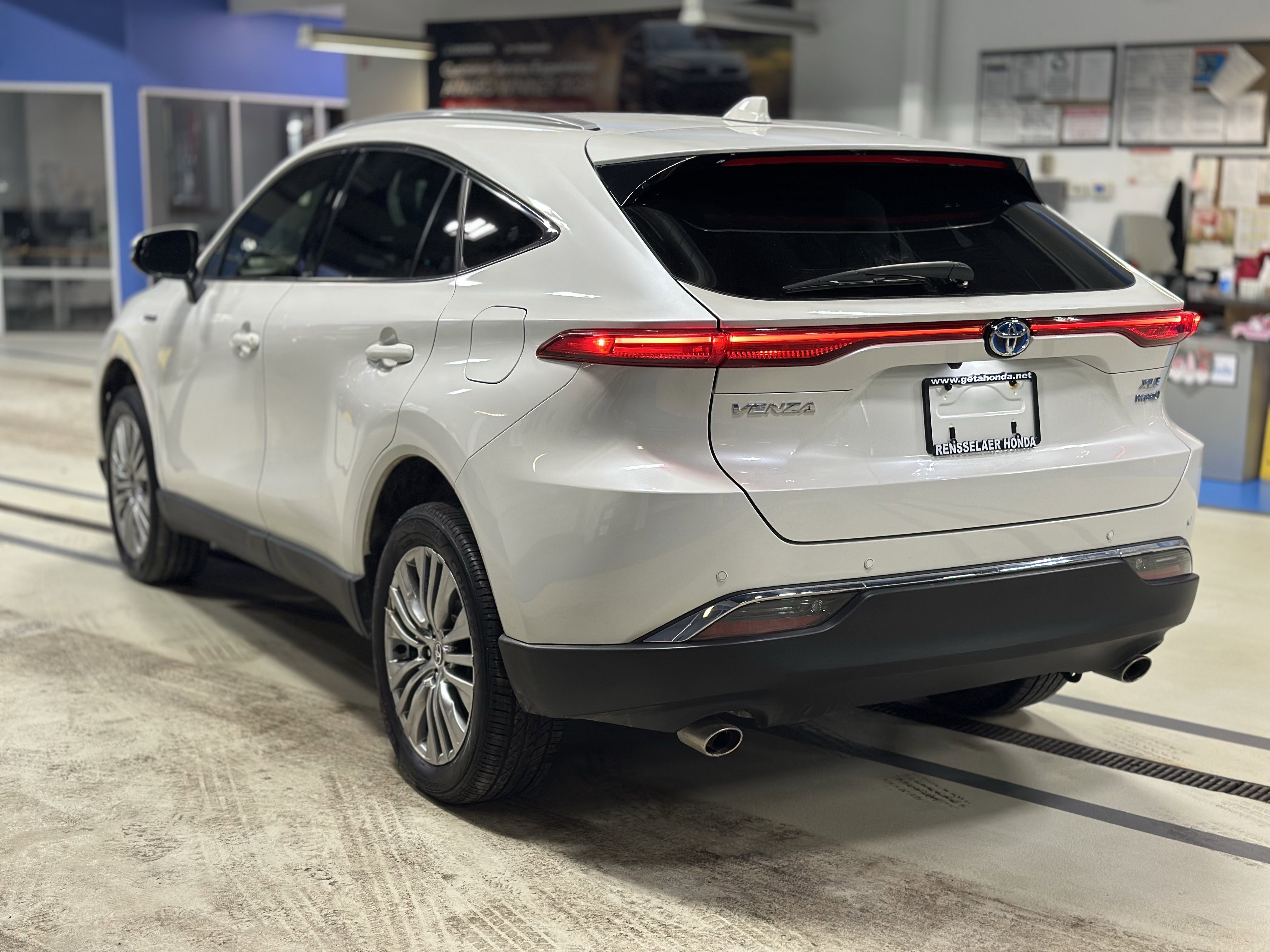 Used 2021 Toyota Venza XLE w/ Carpet Mat Package (TMS) image 7