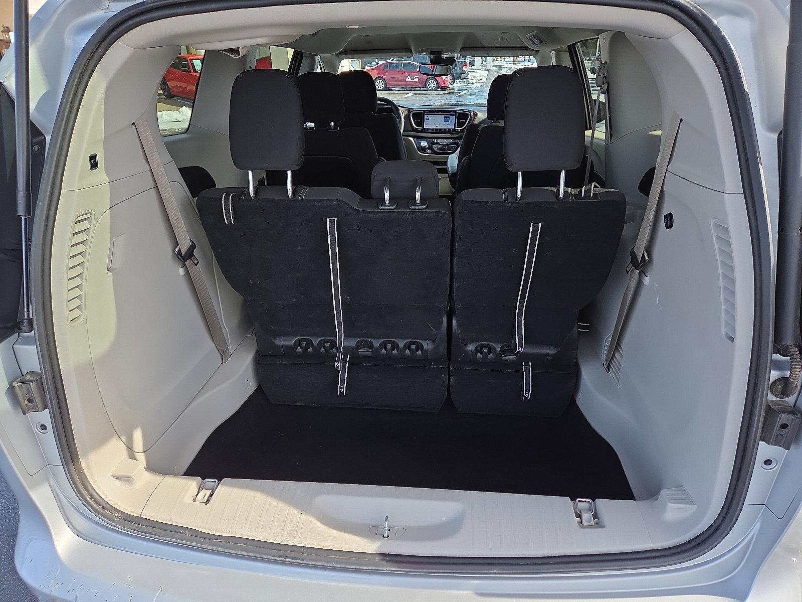 Used 2024 Chrysler Voyager LX image 7