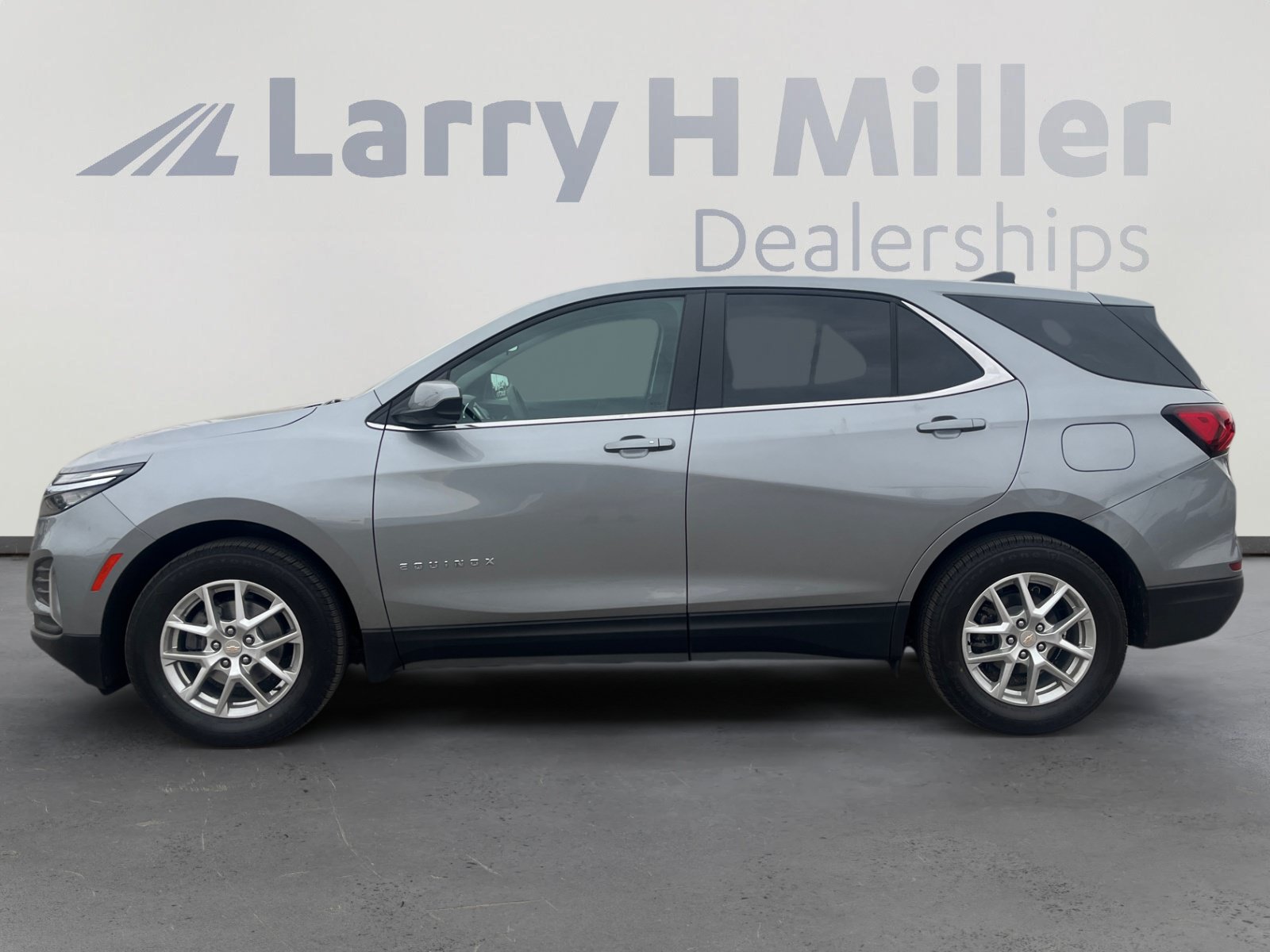 Used 2023 Chevrolet Equinox LT FWD image 2