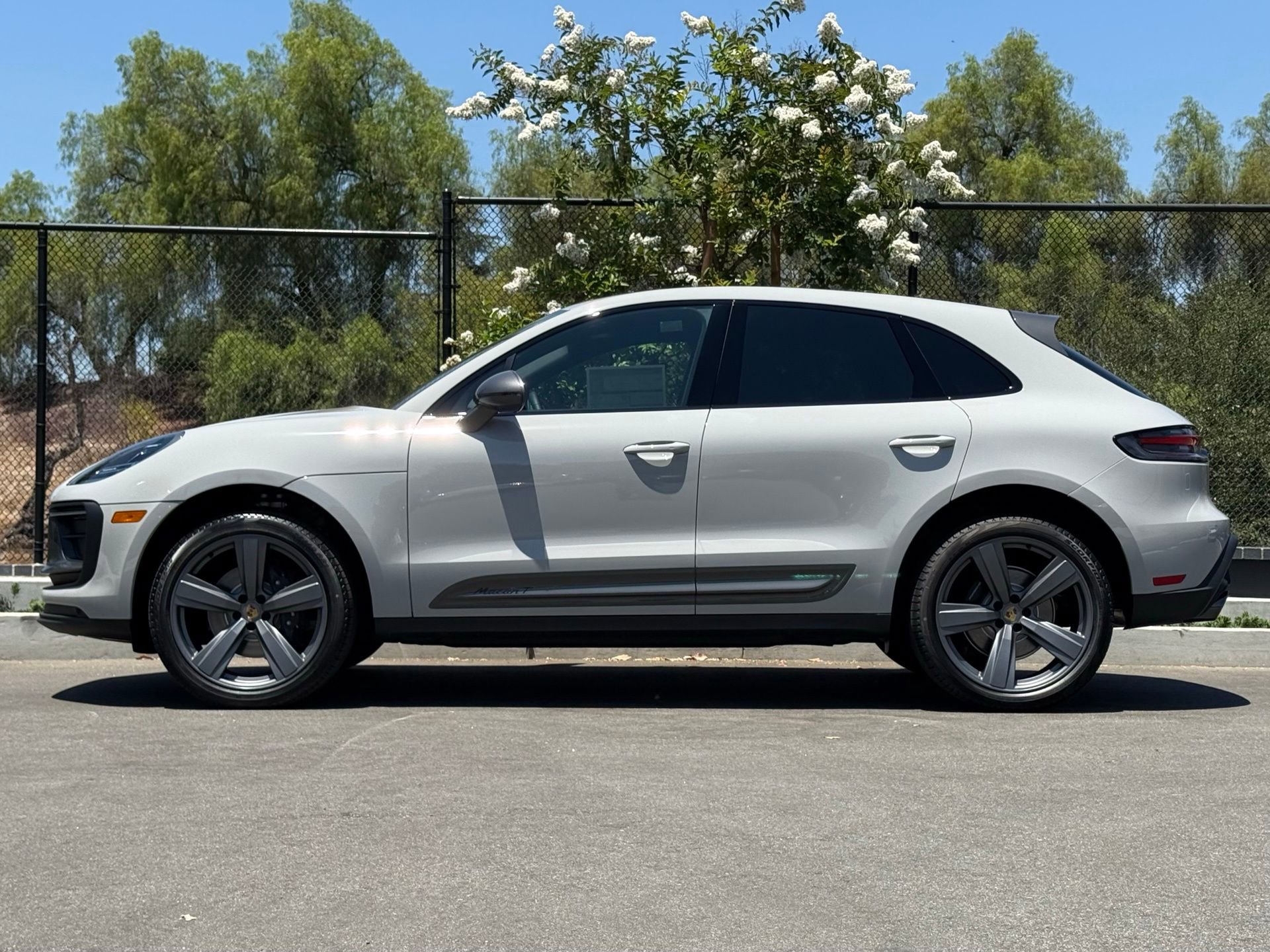 Used 2025 Porsche Macan image 2