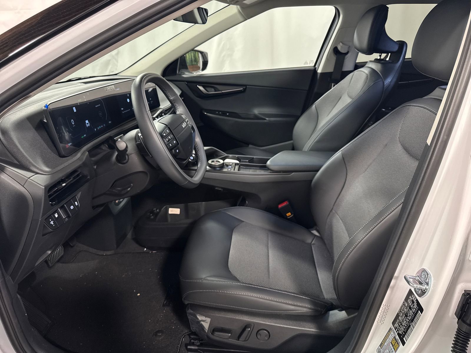 New 2025 Kia EV6 Light w/ Light LR Technology Package AWD/4WD image 3