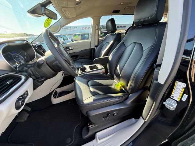Certified 2024 Chrysler Pacifica Touring-L image 9