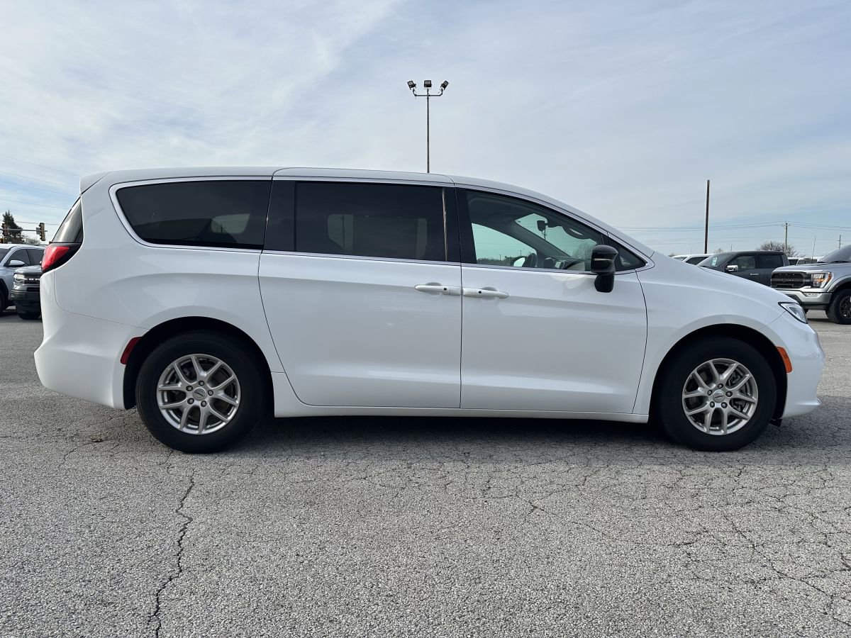 Used 2024 Chrysler Pacifica Touring-L FWD image 2