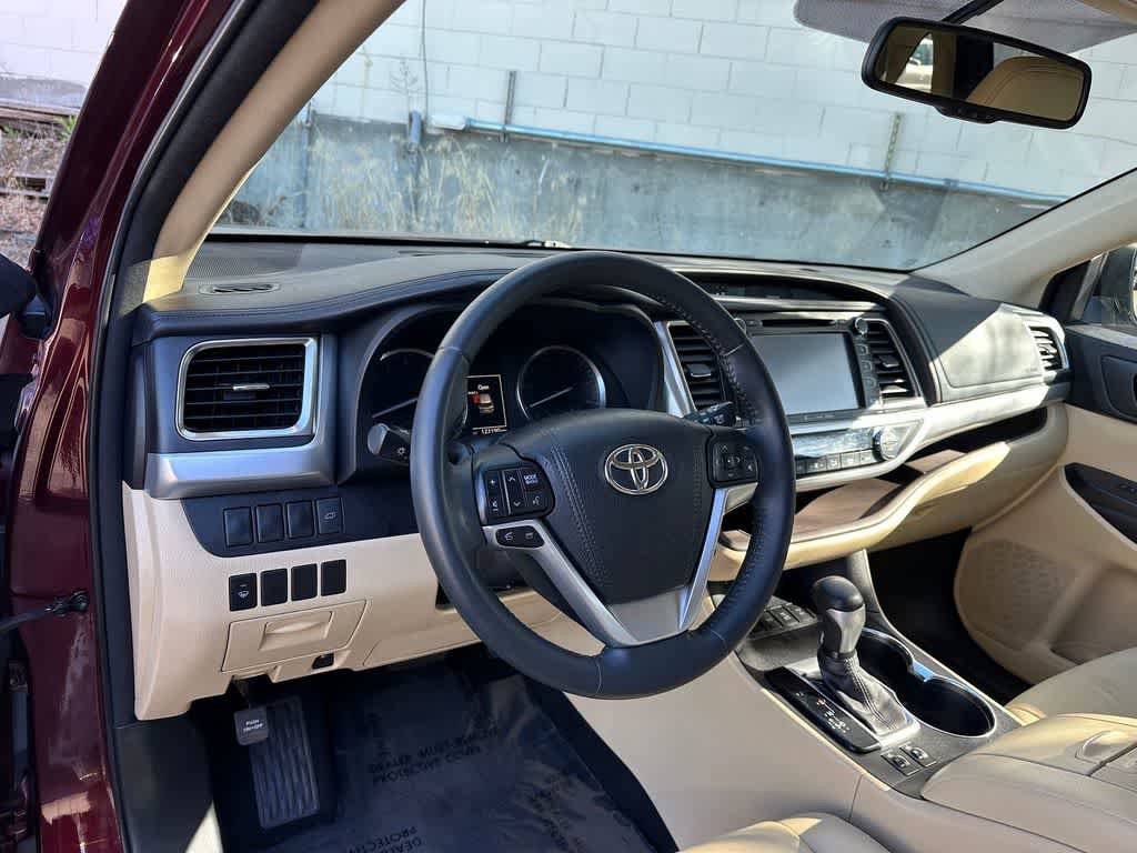 Used 2016 Toyota Highlander XLE image 2