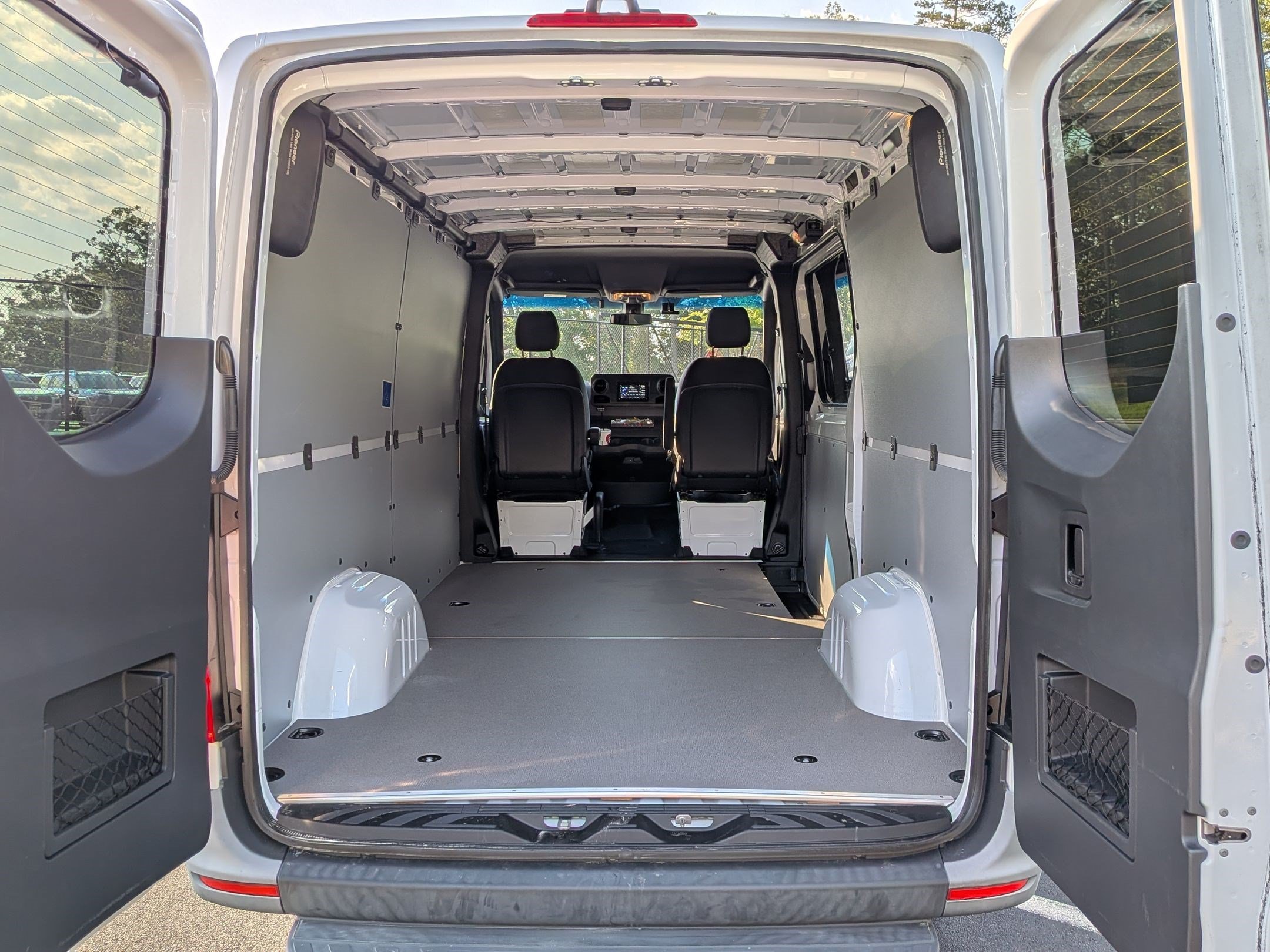 Used 2022 Mercedes-Benz Sprinter 2500 image 32