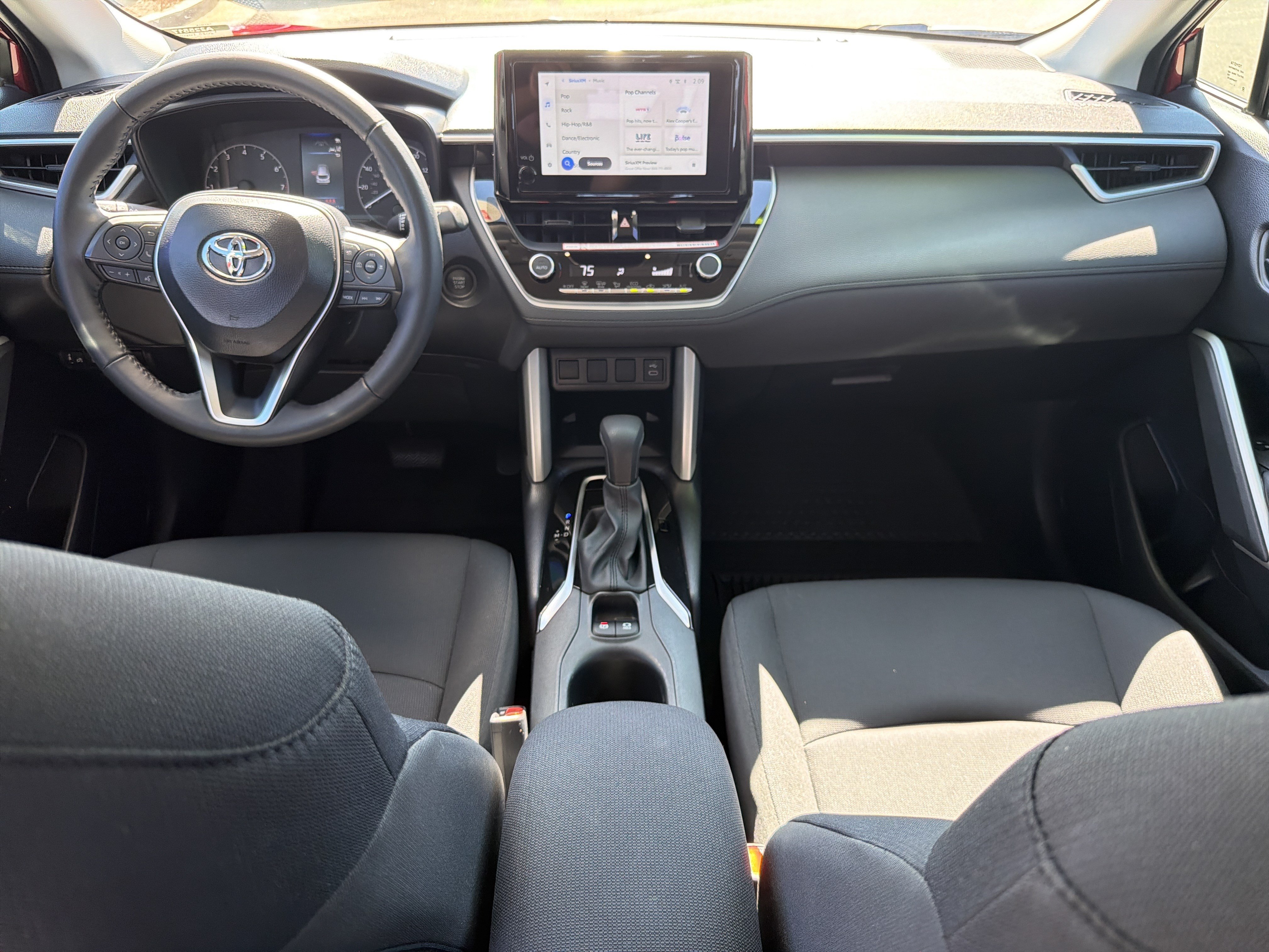 Certified 2025 Toyota Corolla Cross LE FWD image 32