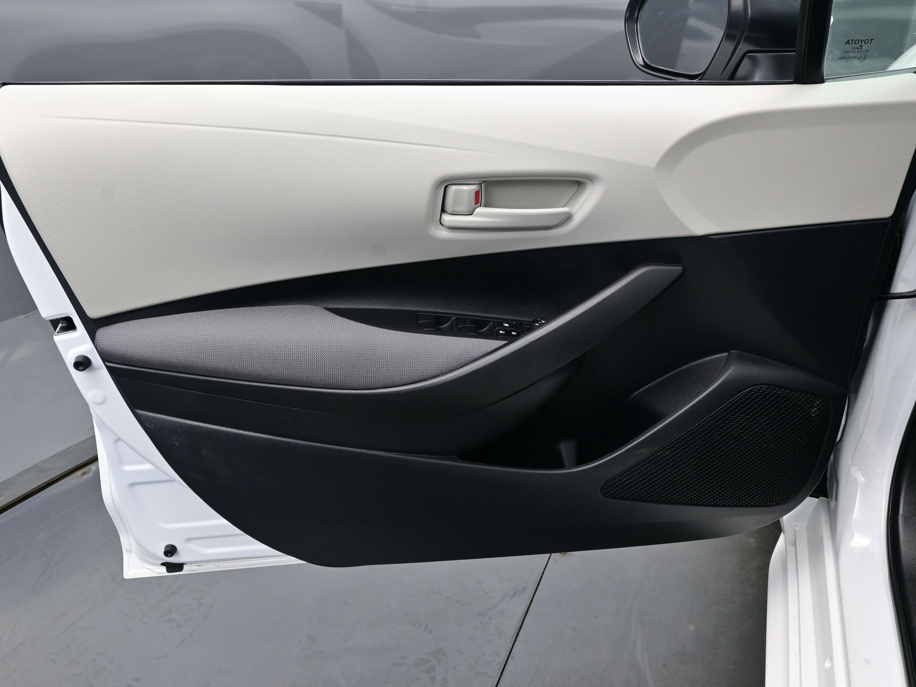 Used 2025 Toyota Corolla LE image 9