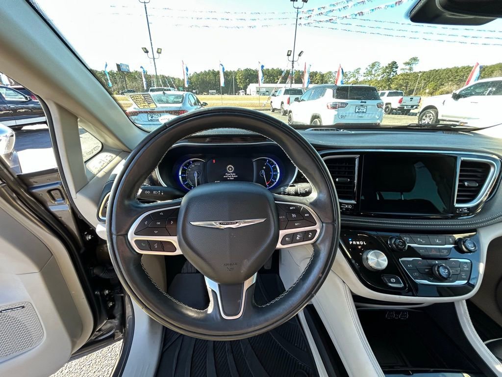 Used 2022 Chrysler Pacifica Limited w/ Uconnect Theater Family Group image 33