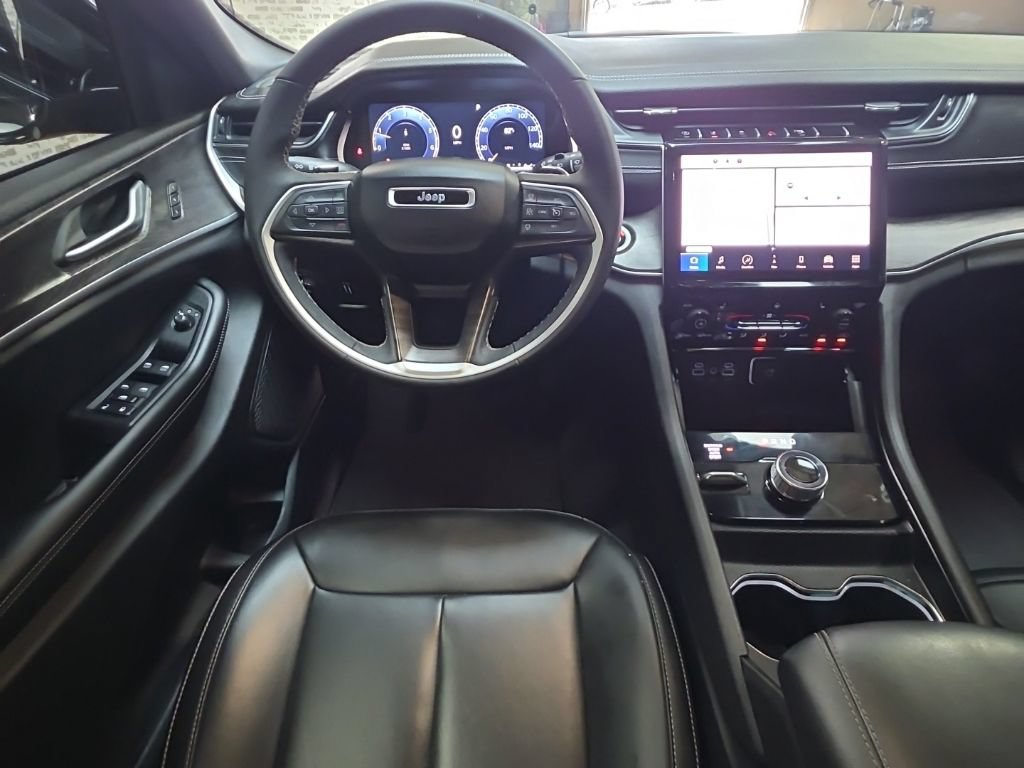 Used 2024 Jeep Grand Cherokee L Limited AWD/4WD image 16
